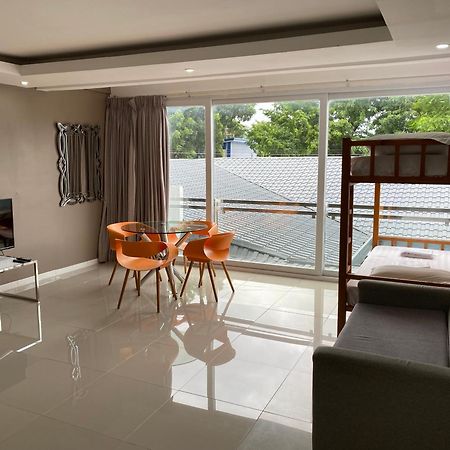 אולונגפו Chequers Suites Subic Bay מראה חיצוני תמונה