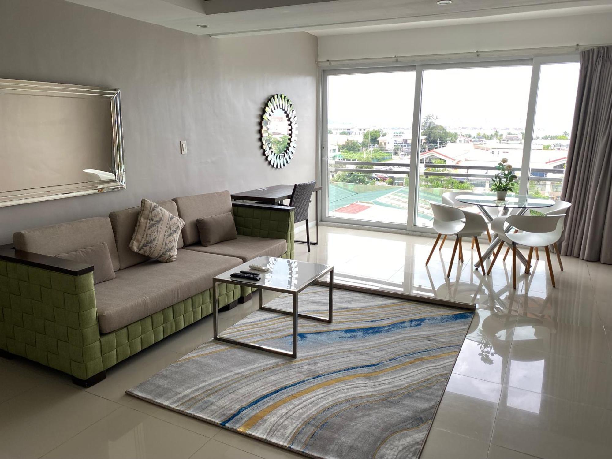אולונגפו Chequers Suites Subic Bay מראה חיצוני תמונה